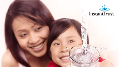 Mother and daughter use Philips InstantTrust for water disinfection